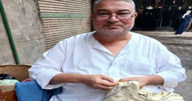 عم ناصر أقدم رفا ملابس بالشرقية 60 سنة مع الإبرة والخيط.. عشق المهنة فى سن الثامنة من عمره.. أبناؤه حاصلون على درجة الماجستير من خير حرفته.. يقصده الزبائن من خارج المحافظة ويحتفظ بخيوط الصنعة بين يديه.. صور