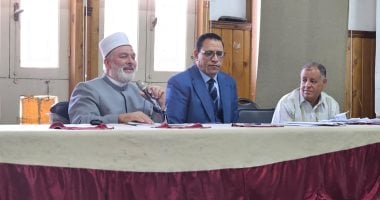 رئيس منطقة سوهاج الأزهرية يبحث الاستعداد لمشروع مسابقة تحدى القراءة العربى