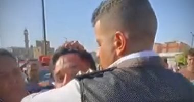 ضابط يتعامل بهدوء مع شاب مخمور بعد اصطدامه بسيارات.. ثبات انفعالي يضرب به المثل