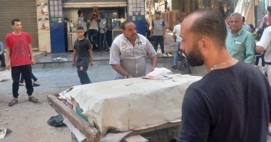 حملة لإزالة إشغالات المحال والباعة الجائلين فى حى المنيرة الغربية بالجيزة