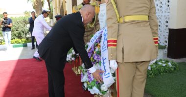 محافظ القاهرة يضع إكليلا من الزهور على مقابر شهداء المنطقة العسكرية بالخفير