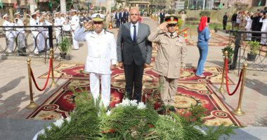 محافظ القليوبية يضع إكليل الزهور على النصب التذكارى للجندى المجهول ببنها
