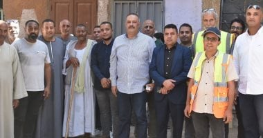 رئيس شركة مياه الأقصر يتابع العمل بشبكات الصرف الصحى بالعديسات بحرى.. صور