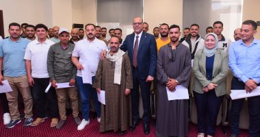 وزير العمل يُسلم عقود عمل للمتقدمين على فرص عمل فى مجال الزراعة بالأردن