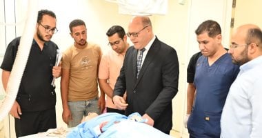 رئيس جامعة سوهاج يزور الطلاب المصابين فى حادث على طريق جهينة الكوامل