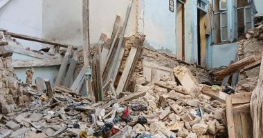 إزالة الأجزاء العالقة بعقار شارع فرنسا فى الإسكندرية.. فيديو