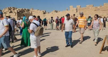 الأفواج السياحية يستمتعون بين الأعمدة والمسلات بمعابد الكرنك.. صور