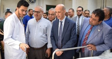رئيس جامعة بنى سويف يطمئن على الطلاب المصابين فى حادث ميكروباص بطريق الفيوم