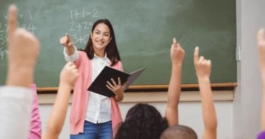 اليوم العالمى للمُعلمين.. أطلقته اليونسكو 1994 لتكريمهم.. الإحصاءات تشير لتفاوتات كبيرة فى توزيعهم حول العالم.. تنخفض نسبة المعلمات فى الهند كلما ابتعدت المدارس عن أماكن سكنهن.. وبيئات النزوح تحتاج لنظرة