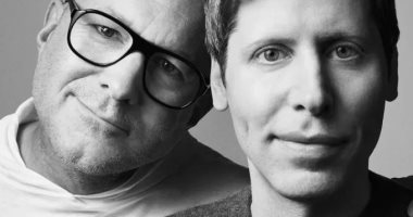 تحديات تقنية تعرقل مشروع الجهاز الذكي بين OpenAI وجونى آيف