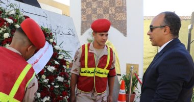 نائب محافظ المنيا يضع إكليلا من الزهور على النصب التذكاري للشهداء 