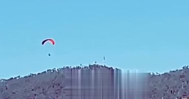 مهاجر غير شرعي يقفز بالمظلة من المغرب إلى سبتة الإسبانية في واقعة فريدة