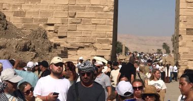 إقبال سياحي مبهج صباحاً بين جدران وأروقة معابد الملوك القدماء بالأقصر.. صور