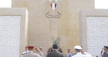 محافظ دمياط يضع إكليل الزهور على النصب التذكارى للشهداء بمناسبة ذكرى 6 أكتوبر