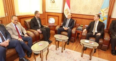 محافظ كفر الشيخ يناقش تطوير منظومة الحوكمة والتطوير بالمستشفيات والوحدات