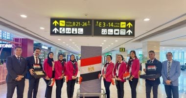 مطار القاهرة يحتفل بذكرى نصر أكتوبر بتوزيع الأعلام والشيكولاتة على الركاب