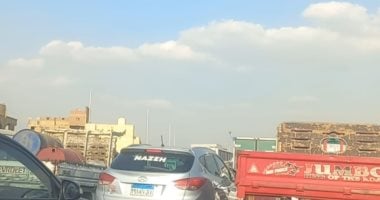 زحام مرورى أعلى الطريق الدائرى بسبب انقلاب سيارة ملاكى.. صور