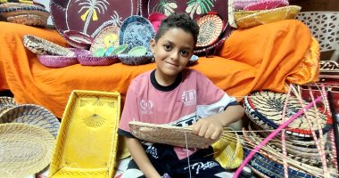 من الجد إلى الحفيد.. رحلة أسرة عشقت عرجون النخيل فى الوادى الجديد فانتجت منه آلاف القطع الفنية والديكورات وخزنتها فى منزلهم.. والطفل يوسف الشيخ يكمل مسيرة والده المتوفى لتحقيق حلم لم يكتمل بدعم جده.. صور