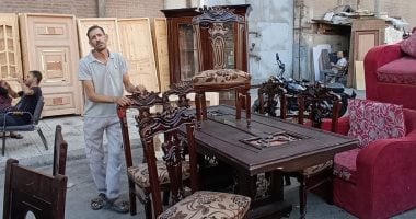 سوق الجمعة بالإسكندرية مقصد المواطنين لمحاربة ارتفاع الأسعار والغلاء.. غرف النوم تبدأ من 10 آلاف والأطفال 5 آلاف ودواليب المطبخ بـ1500 جنيه.. والباعة: نعيد تجديد المستعمل ليناسب العرائس والعائلات.. صور