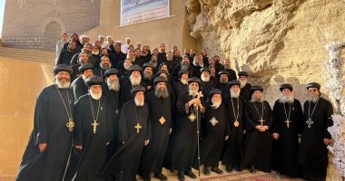 البابا تواضروس يزور دير "مارمينا" المعلق بجبل أبنوب ويجري جولة موسعة فيه