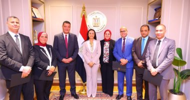 وزيرة التضامن تكرم اللجنة العليا لمتابعة الشكاوى والطلبات والخدمات بالوزارة