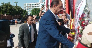 محافظ سوهاج يضع إكليل الزهور على النصب التذكارى فى ذكرى انتصارات أكتوبر