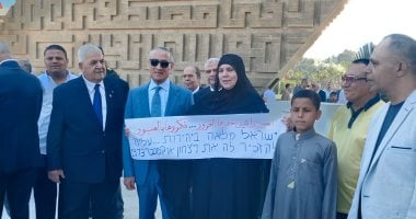 سيدة تلقى قصيدة أمام قبر السادات: إسرائيل خدها الغرور.. فكروها بالعبور.. فيديو