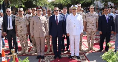 محافظ المنوفية يضع إكليلا من الزهور على النصب التذكاري بشبين الكوم