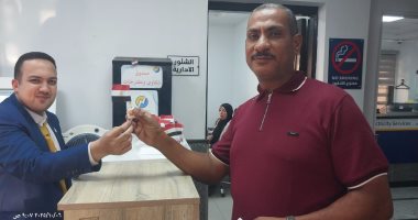 خدمة عملاء كهرباء "القناة" تستقبل المواطنين بالورود احتفالا بنصر أكتوبر