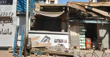 مجهول يقتحم واجهة 3 محال تجارية بلودر في قنا