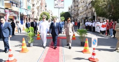 قنا تحتفل بذكرى نصر أكتوبر بوضع إكليل من الزهور على النصب التذكاري
