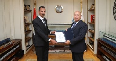 سائق أوتوبيس يعيد شنطة بها أكثر من مليون جنيه لأجنبيتين ويرفض المكافاة المالية