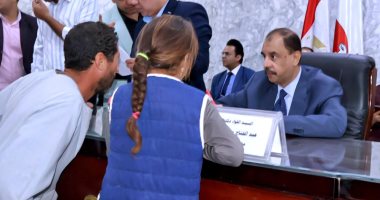 محافظ سوهاج يستمع إلى مطالب وشكاوى المواطنين فى اللقاء الجماهيرى