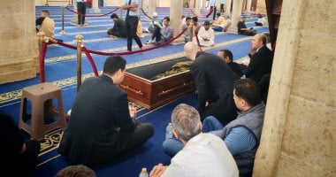 انتهاء صلاة الجنازة على الدكتور أحمد عمر هاشم بحضور شيخ الأزهر وكبار العلماء