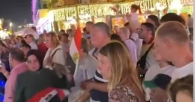 احتفال كبير بأعلام مصر في شرم الشيخ.. السياح من كل بلاد العالم رافعين علم مصر.. فيديو