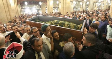 انتهاء صلاة الجنازة على الدكتور أحمد عمر هاشم بحضور شيخ الأزهر وكبار العلماء