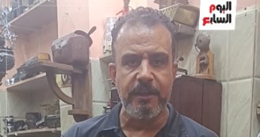 مهندس انتيكات.. عماد خلص هندسة وغاوى تحف وتليفونات قديمة ولمبات جاز (فيديو)