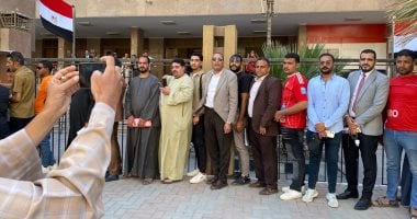 تجمع العشرات أمام محاكم سوهاج ضمن الاستعدادات للترشح لانتخابات النواب غدا