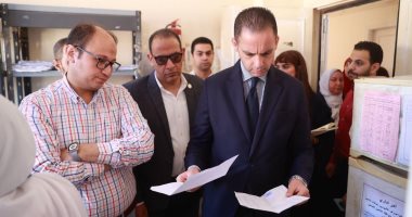 نائب وزير الصحة يعرب عن استيائه من مستوى النظافة داخل مستشفى قطور بالغربية