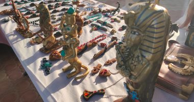 تحويل نواة البلح لمجسمات فرعونية مبهرة.. حكاية فنان من طراز خاص (فيديو وصور)