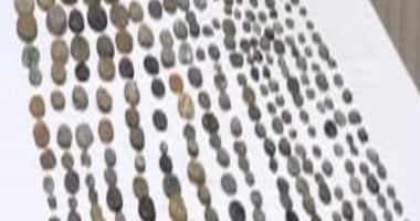متحف فى منزل مواطن.. ضبط 533 قطعة أثرية داخل بيت مزارع فى بنى سويف قبل تهريبها للخارج.. التحفظ على تمائم وتماثيل تعود لعصور قديمة.. ومنع تهريب القيم التاريخية وعقوبات رادعة.. واللجنة تكشف: قيمتها الأثرية كبيرة