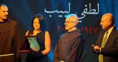 مهرجان جيلنا يكرم الفنان الراحل لطفي لبيب ويهدى ابنته درعا