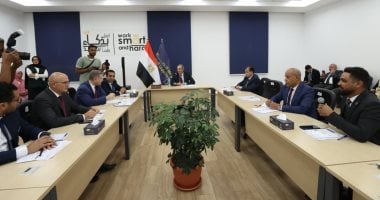 وزير الاتصالات يتابع تجارب خريجى المبادرات التدريبية بمركز "كريتيفا" قنا