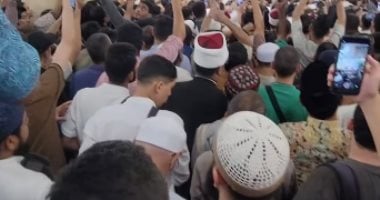 نعش يسبح فوق الأيادي.. الأزهر يشهد وداعا استثنائيا للشيخ أحمد عمر هاشم.. فيديو