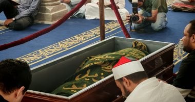 مكفنا بكسوة الكعبة.. جثمان الدكتور أحمد عمر هاشم يصل الجامع الأزهر "صور"