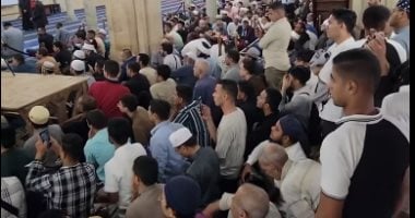 من وداع أحمد عمر هاشم .. تلاميذه ومحبوه يلتفون حول جثمان أمس
