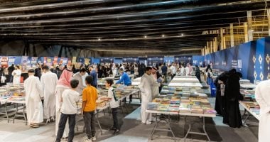 الكتب المخفضة تجذب زوار معرض الرياض الدولى للكتاب
