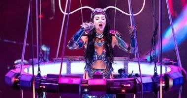كاتي بيري تشعل بريطانيا بإطلالة فضائية في جولتها الغنائية"Lifetimes Tour"