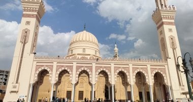 مولد شيخ العرب.. المواطنون يلتقطون صورا تذكارية أمام مسجد وضريح السيد البدوي قبل يومين من الاحتفالات.. استعدادات مكثفة لجميع الأجهزة التنفيذية والأمنية.. الوافدون يقبلون على تكية الخير الأطعام المجانى.. صور
