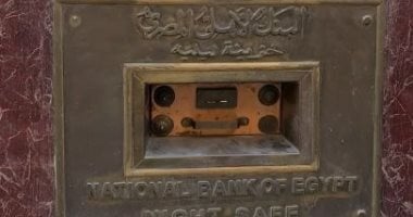 سر المربع الحديدي في وسط البلد.. قصة أول ماكينة إيداع ليلي بمصر.. فيديو